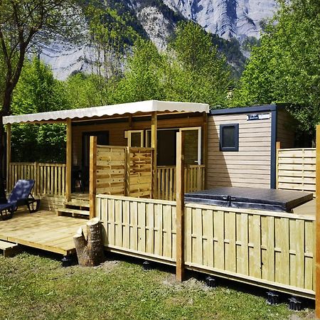 Camping Le Colporteur Hotell Le Bourg-dʼOisans Eksteriør bilde