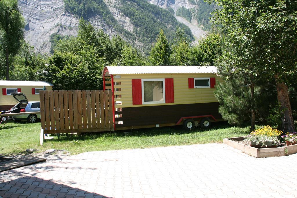 Camping Le Colporteur Hotell Le Bourg-dʼOisans Eksteriør bilde